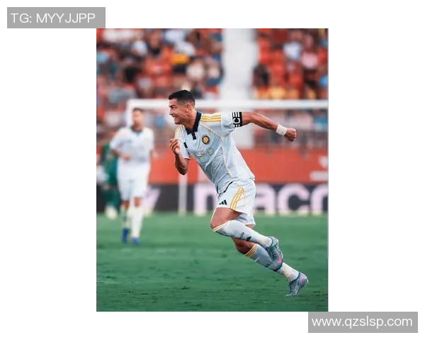 C罗挑战篮球场展现运动天赋足球明星跨界竞技引发热议