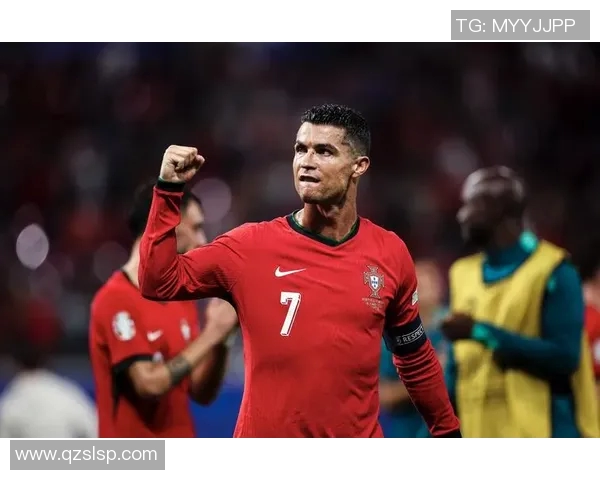 C罗与足球明星的亲密互动揭示了他们背后的友谊与合作精神