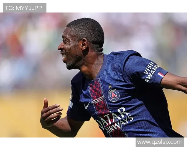 一排足球明星的传奇故事与辉煌瞬间展现了他们的拼搏精神与团队合作的力量